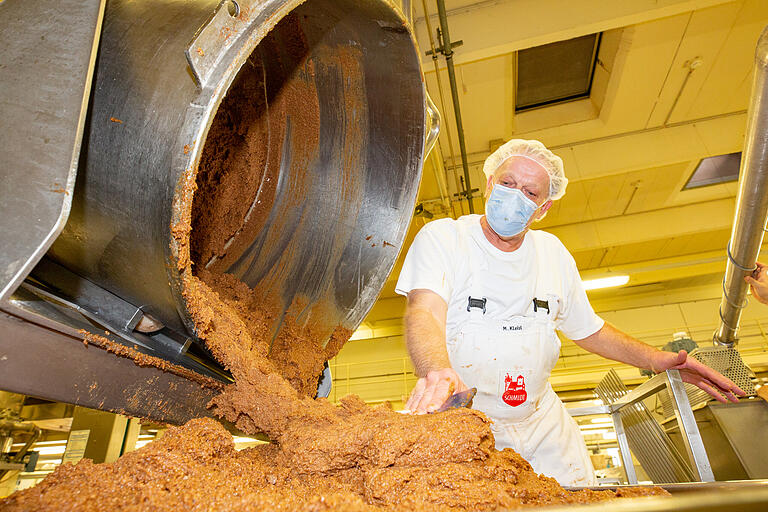 Nüsse, Mandeln, Mehl – die Zutaten, die morgens per Lastwagen ankommen, werden nachmittags schon in der Knetmaschine zu Teig und dann verbacken. Lebkuchen-Produktion „just in time“.