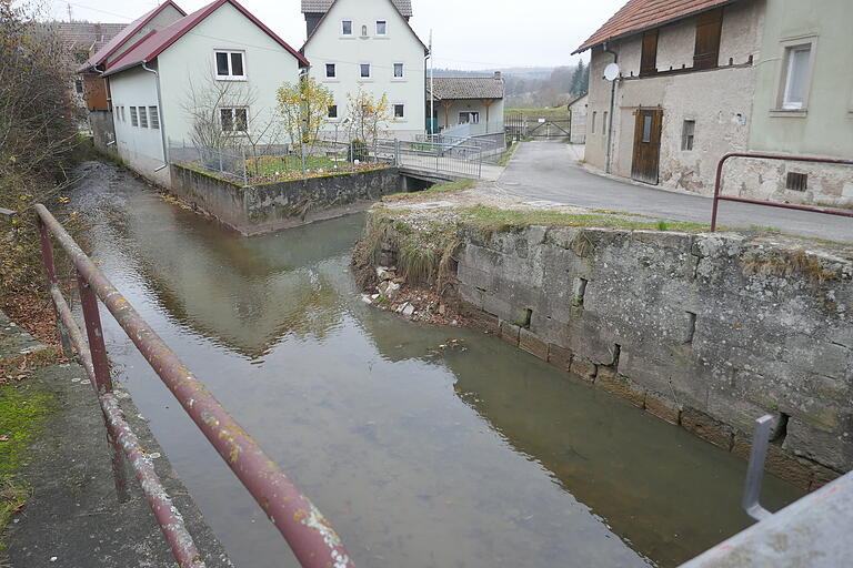 Die Situation nach der Aktion: Die Aurauch, die hier zwischen Mauern auf einem gemauerten Untergrund fließt, ist von Hochwasserablagerungen befreit.