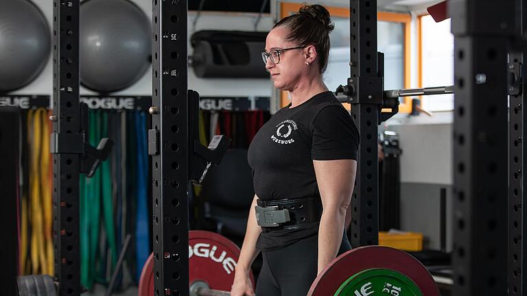 Verena Rehagel trainiert bis zu sechsmal pro Woche in der Halle ihres Vereins Powerlifting Würzburg für den Equipped-Kraftdreikampf.