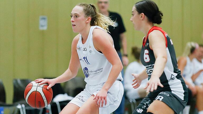 Jessica Hanson (links) war mit 15 Punkten die erfolgreichste Werferin der QOOL Sharks Würzburg. Ihre Ausbeute verhinderte jedoch die Niederlage beim USC Freiburg nicht. Das Bild entstand im Heimspiel der QOOL Sharks gegen den TSV Wasserburg.