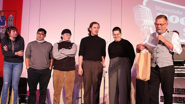 Die Teilnehmer beim sechsten Münnerstädter Poetry Slam: Stephan Brosch, Emil Herzfeld, Jule Meier, Pauline Brenner und Til Gerloff (von links). Ganz rechts Moderator Manfred Manger. - Die Teilnehmer beim sechsten Münnerstädter Poetry Slam: Stephan Brosch, Emil Herzfeld, Jule Meier, Pauline Brenner und Til Gerloff (von links). Ganz rechts Moderator Manfred Manger. Die Teilnehmer beim sechsten Münnerstädter Poetry Slam: Stephan Brosch, Emil Herzfeld, Jule Meier, Pauline Brenner und Til Gerloff (von links). Ganz rechts Moderator Manfred Manger. - Die Teilnehmer beim sechsten Münnerstädter Poetry Slam: Stephan Brosch, Emil Herzfeld, Jule Meier, Pauline Brenner und Til Gerloff (von links). Ganz rechts Moderator Manfred Manger.