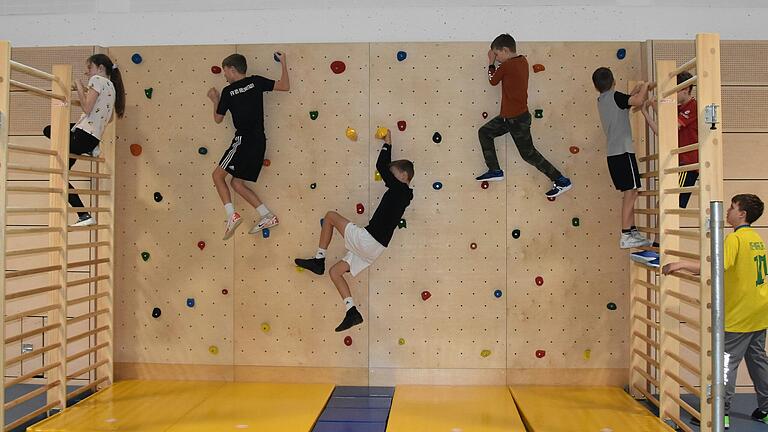 Ninja Warrior Tag in Greußenheim. Eingeteilt in vier Kinder- und Jugendgruppen und einer Erwachsenengruppe stellten sich fast 100 Teilnehmer dem Parcours Ninja Warrior Tag in Greußenheim. Eingeteilt in vier Kinder- und Jugendgruppen und einer Erwachsenengruppe stellten sich fast 100 Teilnehmer dem Parcours