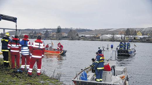 Großeinsatz: Nach einer dreistündigen Suchaktion im Main bei Marktbreit gelang es den Helfern von THW, Wasserwacht, Feuerwehr und BRK einen Pkw aus dem Main zu bergen, der in den frühen Morgenstunden hineingerollt war. Der geballte Einsatz der Rettungskräfte hat jetzt zu Diskussionen über die Zahl der eingesetzten Leute geführt. Großeinsatz: Nach einer dreistündigen Suchaktion im Main bei Marktbreit gelang es den Helfern von THW, Wasserwacht, Feuerwehr und BRK einen Pkw aus dem Main zu bergen, der in den frühen Morgenstunden hineingerollt war. Der geballte Einsatz der Rettungskräfte hat jetzt zu Diskussionen über die Zahl der eingesetzten Leute geführt.