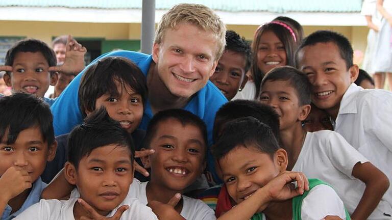 Mittendrin: Philipp Herzog war bei seiner Arbeit auf den Philippinen für das World Food Programme eine Attraktion für die Kinder, da er blond und weiß ist. Für die Heranwachsenden ganz neu.