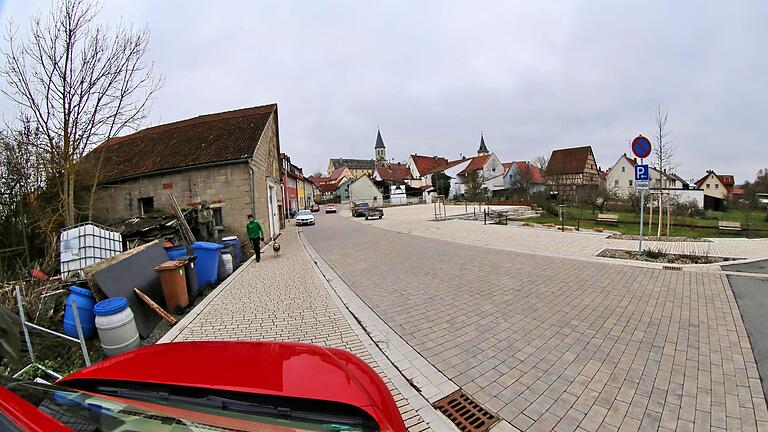 Zur Ludwigstraße in Poppenlauer meinte Bürgermeister Matthias Klement in der  Bürgerversammlung 'die Platten müssen noch mal raus.' Der Dorfplatz im  Hintergrund wurde im Sommer neu eingeweiht. Foto: Dieter Britz       -  Zur Ludwigstraße in Poppenlauer meinte Bürgermeister Matthias Klement in der  Bürgerversammlung 'die Platten müssen noch mal raus.' Der Dorfplatz im  Hintergrund wurde im Sommer neu eingeweiht. Foto: Dieter Britz