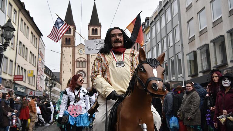 Jedes Jahr verfolgen Zehntausende Menschen den großen Faschingsumzug in der Würzburger Innenstadt. Jedes Jahr verfolgen Zehntausende Menschen den großen Faschingsumzug in der Würzburger Innenstadt.