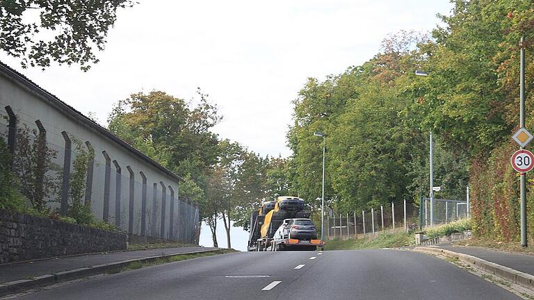 Seit letzter Woche heißt es am Steigweg: Tempo 30. Gerade der Lkw-Verkehr war den Anliegern ein Dorn im Auge.