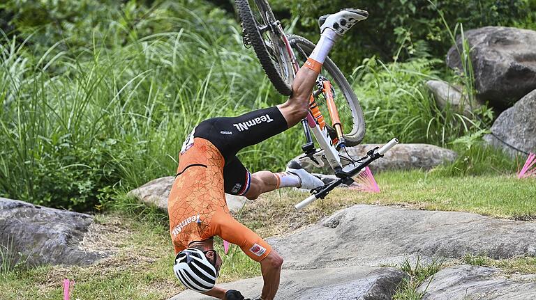 Kopfüber in die Tiefe: der Niederländer Mathieu van der Poel bei seinem Sturz