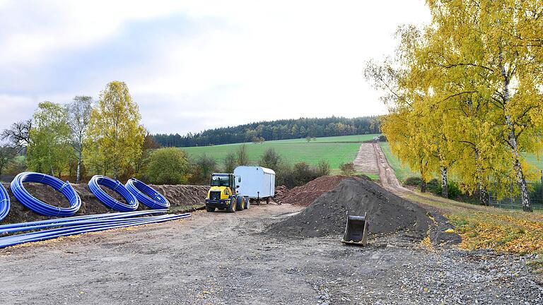 Die Wasser-Anschlussleitung von Völkershausen an das System des Wasserzweckverbands Willmarser Gruppe wurde im Herbst 2019 (im Bild am Lappberg) verlegt. Eigentlich war die Maßnahme schon abgerechnet worden, doch dank einer Härtefallförderung gibt es Geld zurück.