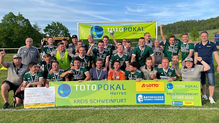 Pokalsieger im Fußballkreis Schweinfurt: der SV-DJK Oberschwarzach nach seinem 2:1-Sieg im Endspiel über den TSV Ettleben.