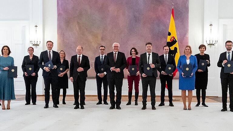 Ernennung Bundesregierung       -  Im Dezember 2021 übergab Steinmeier dem Ampel-Kabinett die Ernennungsurkunden - fast drei Jahre später setzt die Union nun auf den Bundespräsidenten, um der Koalition ins Gewissen zu reden. (Archivbild)