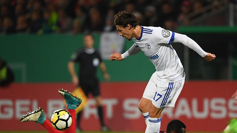 SV Wehen Wiesbaden - FC Schalke 04       -  Wiesbadens Stephané Mvibudulu (unten) und der Schalker Benjamin Stambouli beim Zweikampf.