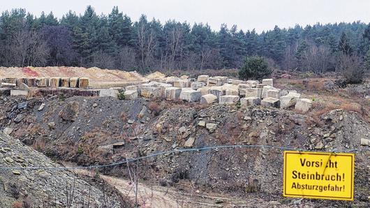 Bruchrauhe Sandsteine warten im Steinbruch am Ortsrand von Breitbrunn auf den Abtransport.