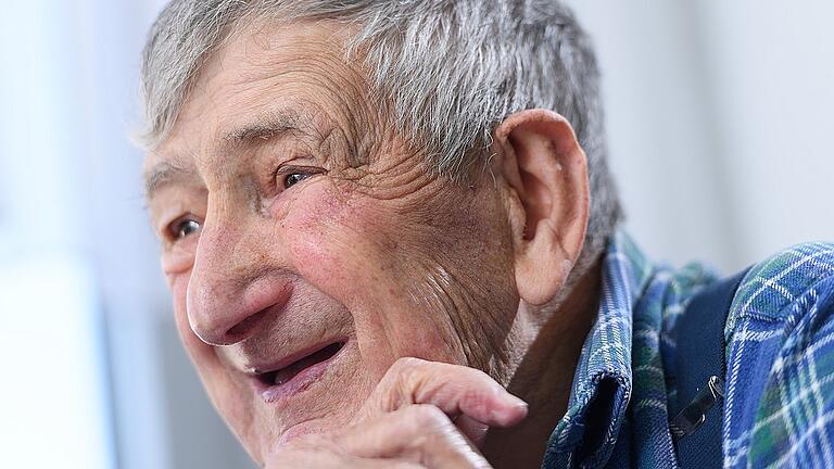 Erinnerung in Hundsfeld - Bruno Fella (91) spricht am Mittwoch (10.10.18) in seinem Haus in Rothof bei Rottendorf mit Main-Post-Redakteur Andreas Jungbauer. Vor 80 Jahren wurden die Bewohner des Ortes Hundsfeld für die Erweiterung des Truppenübungsplatzes abgesiedelt. 18 Familien fanden in neugebauten Häusern in Rothof bei Rottendorf eine neue Heimat. Fella hat als Hundsfelder die Umsiedlung 1938 noch miterlebt. Erinnerung in Hundsfeld - Bruno Fella (91) spricht am Mittwoch (10.10.18) in seinem Haus in Rothof bei Rottendorf mit Main-Post-Redakteur Andreas Jungbauer. Vor 80 Jahren wurden die Bewohner des Ortes Hundsfeld für die Erweiterung des Truppenübungsplatzes abgesiedelt. 18 Familien fanden in neugebauten Häusern in Rothof bei Rottendorf eine neue Heimat. Fella hat als Hundsfelder die Umsiedlung 1938 noch miterlebt.