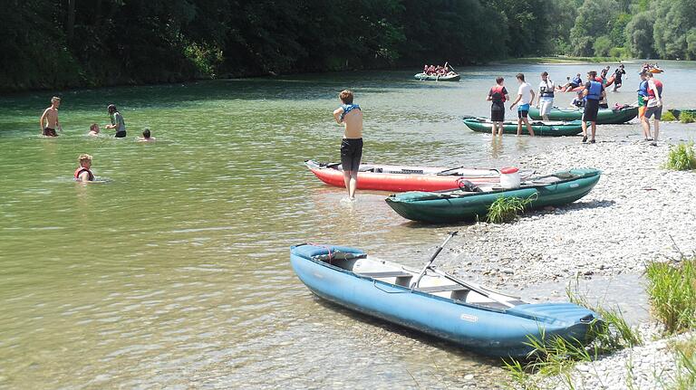 Teamgeist und Muskelkraft waren gefragt bei der Kanufahrt auf der Isar.