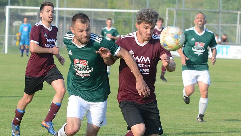 Engagierter Zweikampf zwischen Alexander Gerlein (links) vom TSV Neuhütten-Wiesthal II und Andre Diehl vom TSV Partenstein.