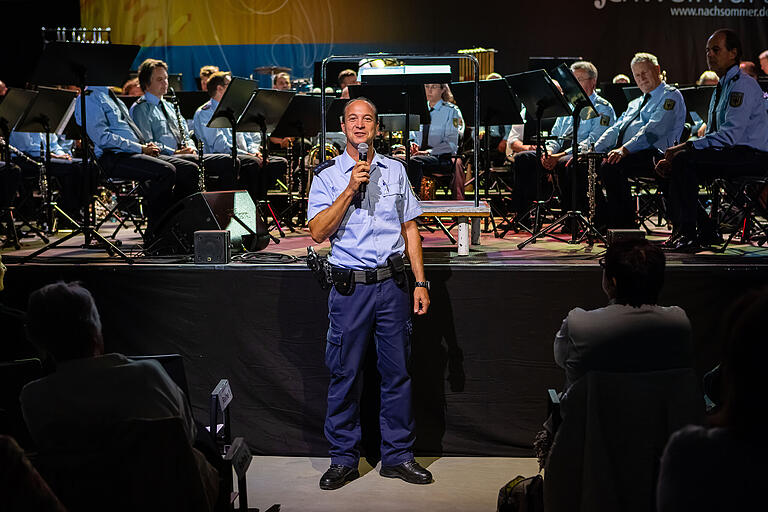 Unterhaltsame Wissensvermittlung über die Bundespolizei im Konzert.