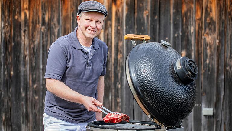Metzgermeister Andreas Ortlepp empfiehlt zwei Grillzonen auf dem Grill einzurichten. Hier legt er ein Rib-Eye-Steak auf den Grill. Metzgermeister Andreas Ortlepp empfiehlt zwei Grillzonen auf dem Grill einzurichten. Hier legt er ein Rib-Eye-Steak auf den Grill.