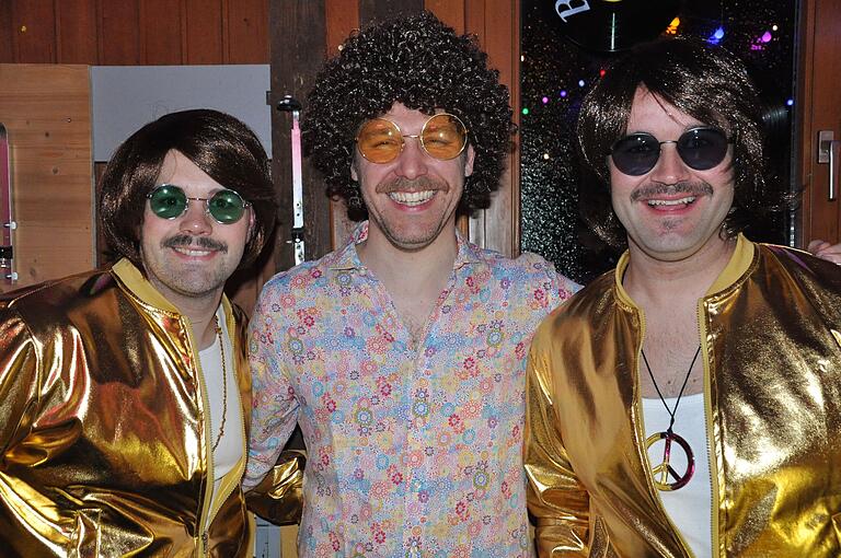 Als Hippies hatten sich diese drei Partygänger gekleidet.