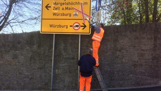 Endlich: Freie Fahrt am Zeller Bock - Und weg damit! Endlich herrscht wieder freie Fahrt. Nach der sechsjährigen Totalsperre werden die roten Balken an den Hinweisschildern abgenommen. Ein erlösender Moment, auf den viele Landkreisbewohner und auch Städter lange und sehnsüchtig gewartet haben. Endlich: Freie Fahrt am Zeller Bock - Und weg damit! Endlich herrscht wieder freie Fahrt. Nach der sechsjährigen Totalsperre werden die roten Balken an den Hinweisschildern abgenommen. Ein erlösender Moment, auf den viele Landkreisbewohner und auch Städter lange und sehnsüchtig gewartet haben.