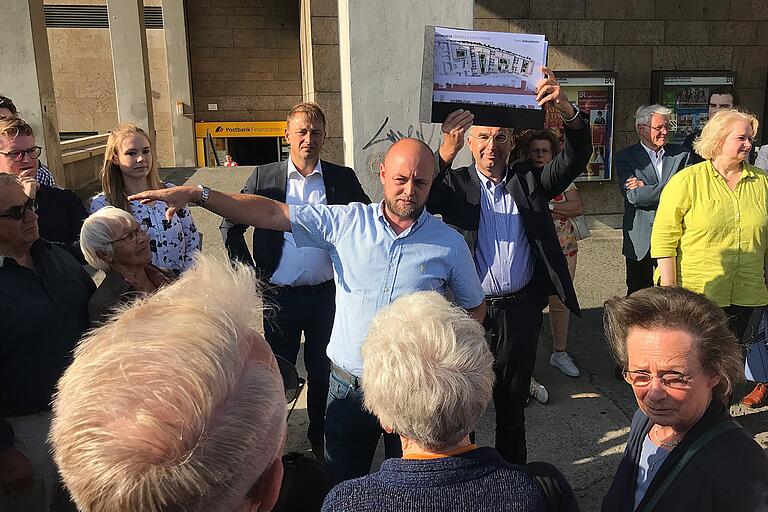 Nico Rothschedl (vorne) und Dr. Alexander Weigand, Geschäftsführer der Beethoven Gruppe, präsentieren ihre Planung für das Bismarckquartier auf dem Areal der Posthalle.