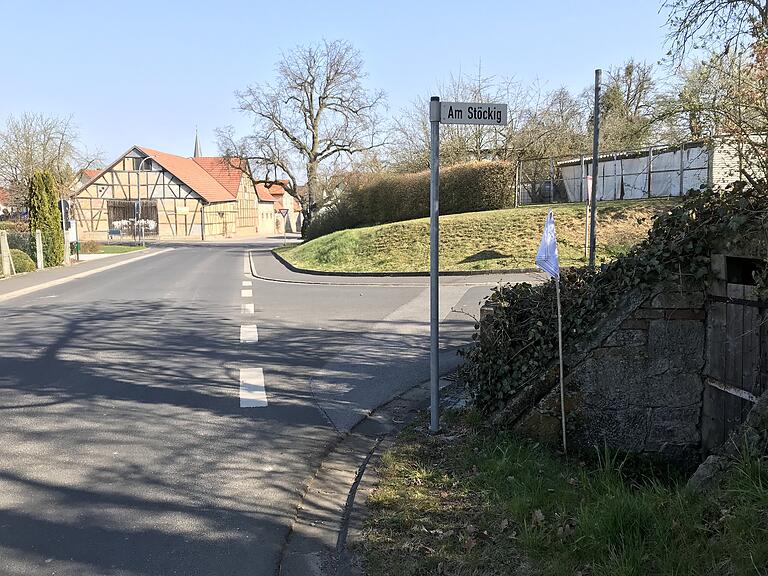 Der Ortsausgang nach Rheinfeldshof 75 Jahre später: rechts der Erdkeller mit einer symbolischen weißen Fahne, die große Linde und mittig die Scheune wie vor 75 Jahren. Links war bis in die 1960er Jahre der Dorfweiher 'Wend'. Der Ortsausgang nach Rheinfeldshof 75 Jahre später: rechts der Erdkeller mit einer symbolischen weißen Fahne, die große Linde und mittig die Scheune wie vor 75 Jahren. Links war bis in die 1960er Jahre der Dorfweiher 'Wend'.