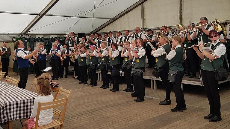 Gemeinsames Musizieren von  Musikkapelle Grünsfeld, Spielmannszug und Musik- und Fanfarenzug des Schützencorps Lehrte unter der Leitung von Thomas Mohr.