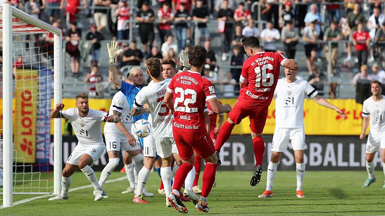 Nur eine von vielen Kickers-Chancen: Kapitän Peter Kurzweg (Nummer 16) köpft neben das Ingolstädter Tor.