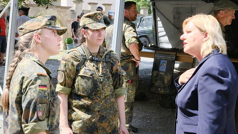 Angeregte Gespräche führte Eva Högl mit Soldatinnen und Soldaten.