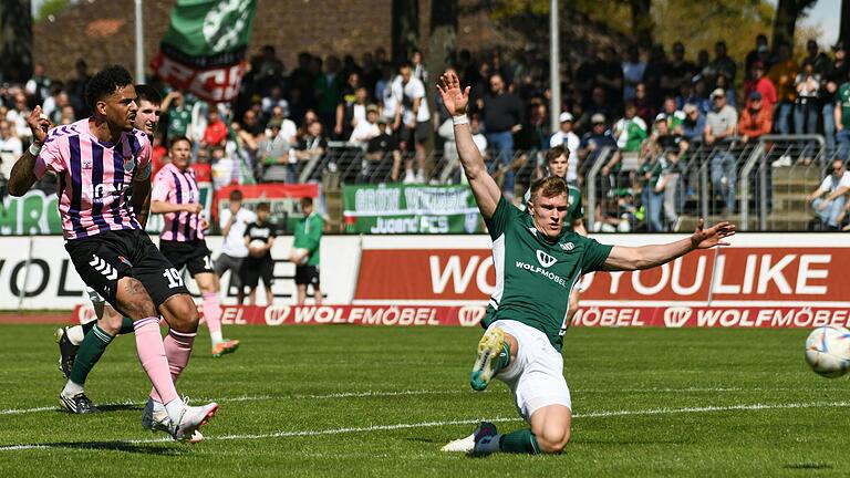 Das war im April: Da traf Michael Dellinger (links) im Sachs-Stadion noch zweimal für den TSV Aubstadt beim 2:2 gegen den FC 05 Schweinfurt.