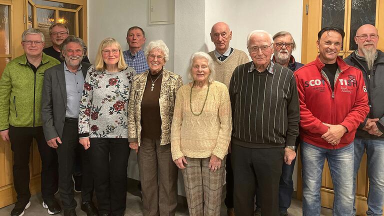 Auf dem Foto von links: Stefan Schön, Michael Bömmel 20, Karl Breitenbücher, Gabi Jahrsdörfer 40, Gerhard Weikert 50, Rita Müller 20, Ingrid Lemm-Erhard 40, Gerhard Müller 50, Erwin Gensler 50, Hans-Peter Endres 40, Eric Zoubek 30 und Peter Schreiner 30 Jahre.
