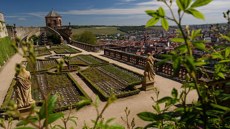 Der Fürstengarten der Festung Marienberg bietet einen großartigen Blick auf die Stadt Würzburg.