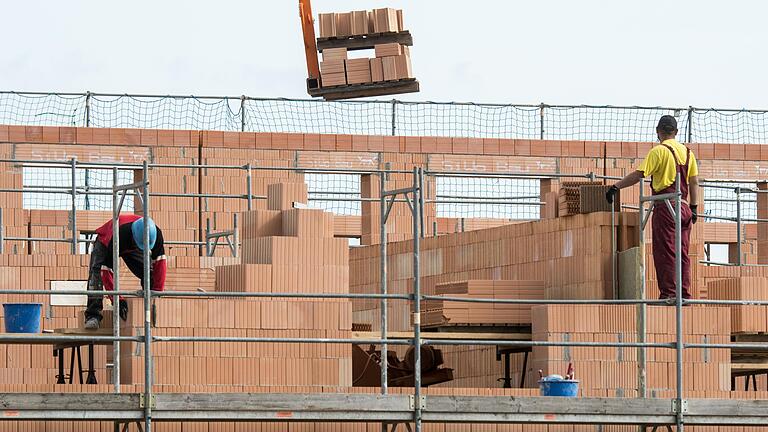 Zwar werden in Mainfranken viele Wohnhäuser gebaut, doch die Nachfrage übersteigt das Angebot. Die Folge: Die Preise steigen unverändert. Ein Ende ist nicht in Sicht.