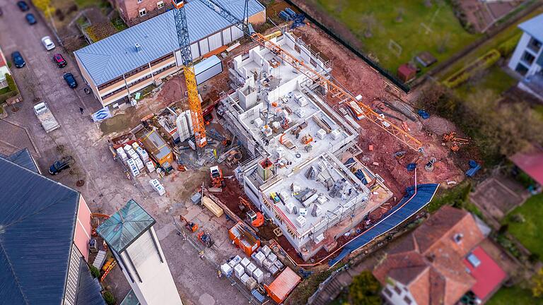 Ausgebremst: Immer weniger private Bauwillige gehen das Risiko eines Haus- oder Wohnungsbaus ein. Im Bild ein Bauprojekt der Firma Siegler-Bau aus dem Jahr 2022, eine Wohnanlage in Sendelbach.