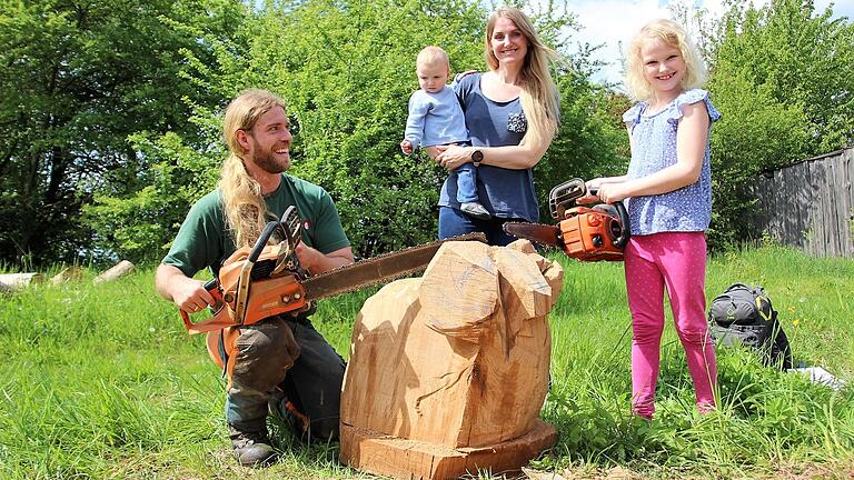Der Nachwuchs will auch schon mitsägen: Stefan Holzinger bekommt auf seiner Schnitzwiese immer gern Besuch von seiner Frau Corinna und den Kindern Jarik und Mara. Der Nachwuchs will auch schon mitsägen: Stefan Holzinger bekommt auf seiner Schnitzwiese immer gern Besuch von seiner Frau Corinna und den Kindern Jarik und Mara. 