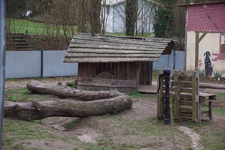 Das Häuschen hat die TÜV-Prüfung nicht bestanden, zu instabil. Die Balancier-Stämme davor sind sicherlich sehr stabil, aber von einem Pilz befallen. Den gibt es zwar vermutlich auch im Wald, aber auf einem Kindergarten-Spielplatz darf er nicht sein. Das Häuschen hat die TÜV-Prüfung nicht bestanden, zu instabil. Die Balancier-Stämme davor sind sicherlich sehr stabil, aber von einem Pilz befallen. Den gibt es zwar vermutlich auch im Wald, aber auf einem Kindergarten-Spielplatz darf er nicht sein.