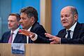 Bundeshaushalt 2025       -  Die Wogen glätten, das scheint für die Koalitionsspitzen Scholz, Lindner und Habeck das Motto der Stunde. (Archivbild)