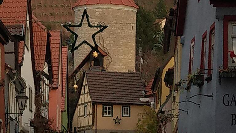 Bereits am ersten Wochenende war der Weihnachtsmarkt in Sommerhausen so gut besucht, dass man sich mancherorts durch die engen Gässchen drängen musste. Bereits am ersten Wochenende war der Weihnachtsmarkt in Sommerhausen so gut besucht, dass man sich mancherorts durch die engen Gässchen drängen musste. 