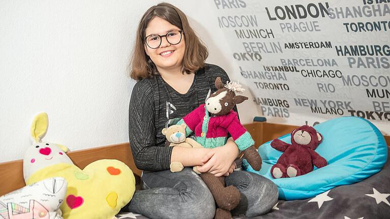 Ein (fast) ganz normales Mädchen: Celine Haas daheim in ihrem Zimmer in Segnitz. Ein (fast) ganz normales Mädchen: Celine Haas daheim in ihrem Zimmer in Segnitz. 