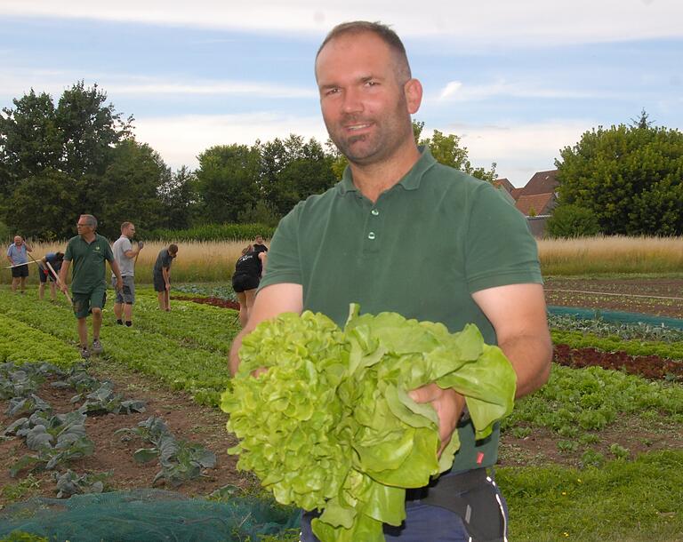 Christian Gräbner, Obermeister der Gartenbaugruppe Etwashausen, präsentiert frische Salatköpfe, die die Leute ab kommender Woche selbst ernten können. Christian Gräbner, Obermeister der Gartenbaugruppe Etwashausen, präsentiert frische Salatköpfe, die die Leute ab kommender Woche selbst ernten können.