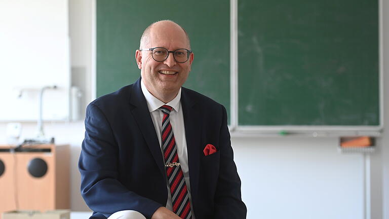 Porträt Stefan Düll, Präsident des Deutschen Leherverbands.jpeg       -  Stefan Düll, neuer Präsident des Deutschen Lehrerverbands, sieht vier große Herausforderungen im Schulsystem.