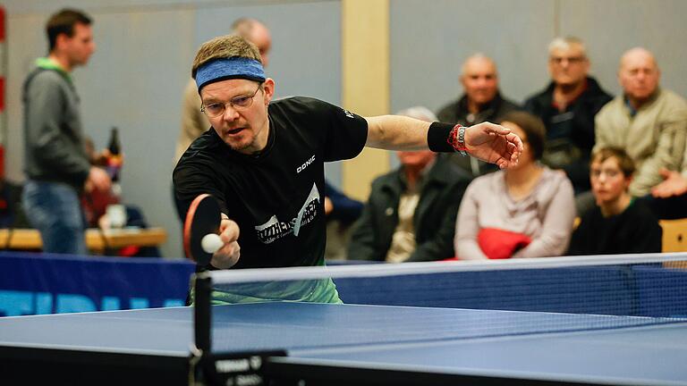 Daniel Geist vom SB Versbach gewann im letzten Saisonspiel gegen den SV Haiming sowohl das Doppel an der Seite von Petr Husnik als auch seine beiden Einzel. Die Versbacher beendeten mit einem klaren 9:1-Sieg die Saison in der Tischtennis-Regionalliga Süd.