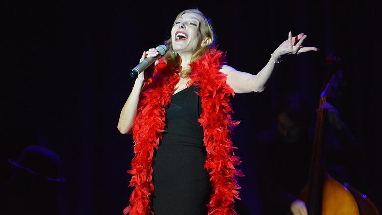 Mit einer unglaublichen Bühnenpräsenz gesegnet: Ute Lemper bei ihrem Konzertabend in der Stadthalle.