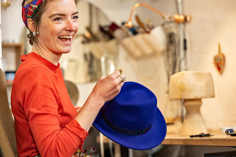 Bei der Würzburger Modistin Laura Zieger im Atelier: Ihre Passion begann, war sie gerade 12. Bei der Würzburger Modistin Laura Zieger im Atelier: Ihre Passion begann, war sie gerade 12.