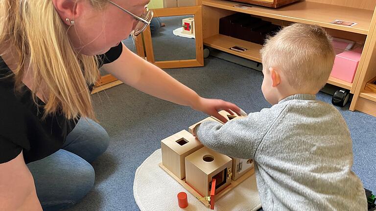 Ein Grundsatz der Montessori-Pädagogik: Die Erzieherin greift nur ein, wenn das Kind selbst nicht weiterkommt. Ein Grundsatz der Montessori-Pädagogik: Die Erzieherin greift nur ein, wenn das Kind selbst nicht weiterkommt.