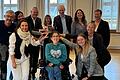 Gleisübergabe an die Stadt Marktheidenfeld für den inklusiven Arbeitsplatz von Marie Anderlohr in großer Runde: (hinten von links) Rainer Thorun, Barbara Heuschkel, Bürgermeister Thomas Stamm, Daniela Hock, Matthias Hanakam, Christina Brune, Karin Hannig, (vorne von links) Sabine Banuelos, Marie Anderlohr, Celina Endres, Marilena Krieger