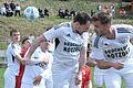 Rhöner Fußball-Nachlese       -  Ganz tief in die Augen schauen sich diese beiden Spieler vom TSV Mönchröden im Spiel beim FC Fuchsstadt. In der Hoffnung, eine Kollision beim Kopfballduell vermeiden zu können.