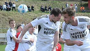 Rhöner Fußball-Nachlese       -  Ganz tief in die Augen schauen sich diese beiden Spieler vom TSV Mönchröden im Spiel beim FC Fuchsstadt. In der Hoffnung, eine Kollision beim Kopfballduell vermeiden zu können.