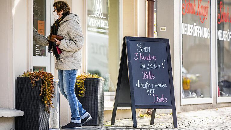 Nur mit Maske, nicht zu viele auf einmal: So wie hier in Haßfurt wird es bald in vielen Geschäften zugehen. Trotz der Lockerung der Corona-Regeln bleiben die Sicherheitsmaßnahmen streng.