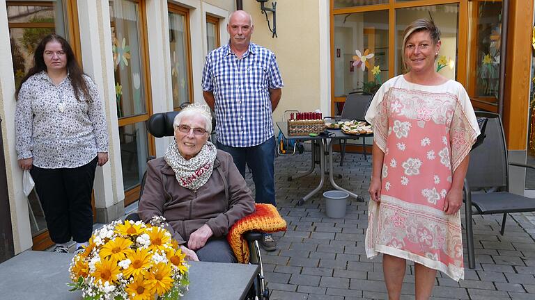 Die 3. Bürgermeisterin von Mellrichstadt, Nicole Seemann, überbrachte im Namen der Stadt Lina Schultze im Niklasheim die Glückwünsche zum 90. Geburtstag. Mit im Bild Tochter Susanne und Sohn Ralf. Die 3. Bürgermeisterin von Mellrichstadt, Nicole Seemann, überbrachte im Namen der Stadt Lina Schultze im Niklasheim die Glückwünsche zum 90. Geburtstag. Mit im Bild Tochter Susanne und Sohn Ralf.